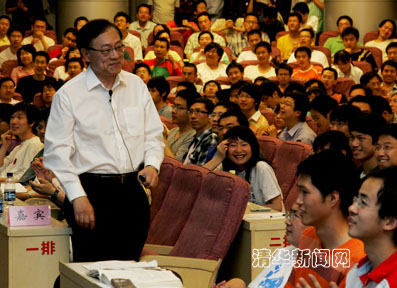 //news.avzp.net/pic/2010/02/05/姚期智给学生们讲课.jpg